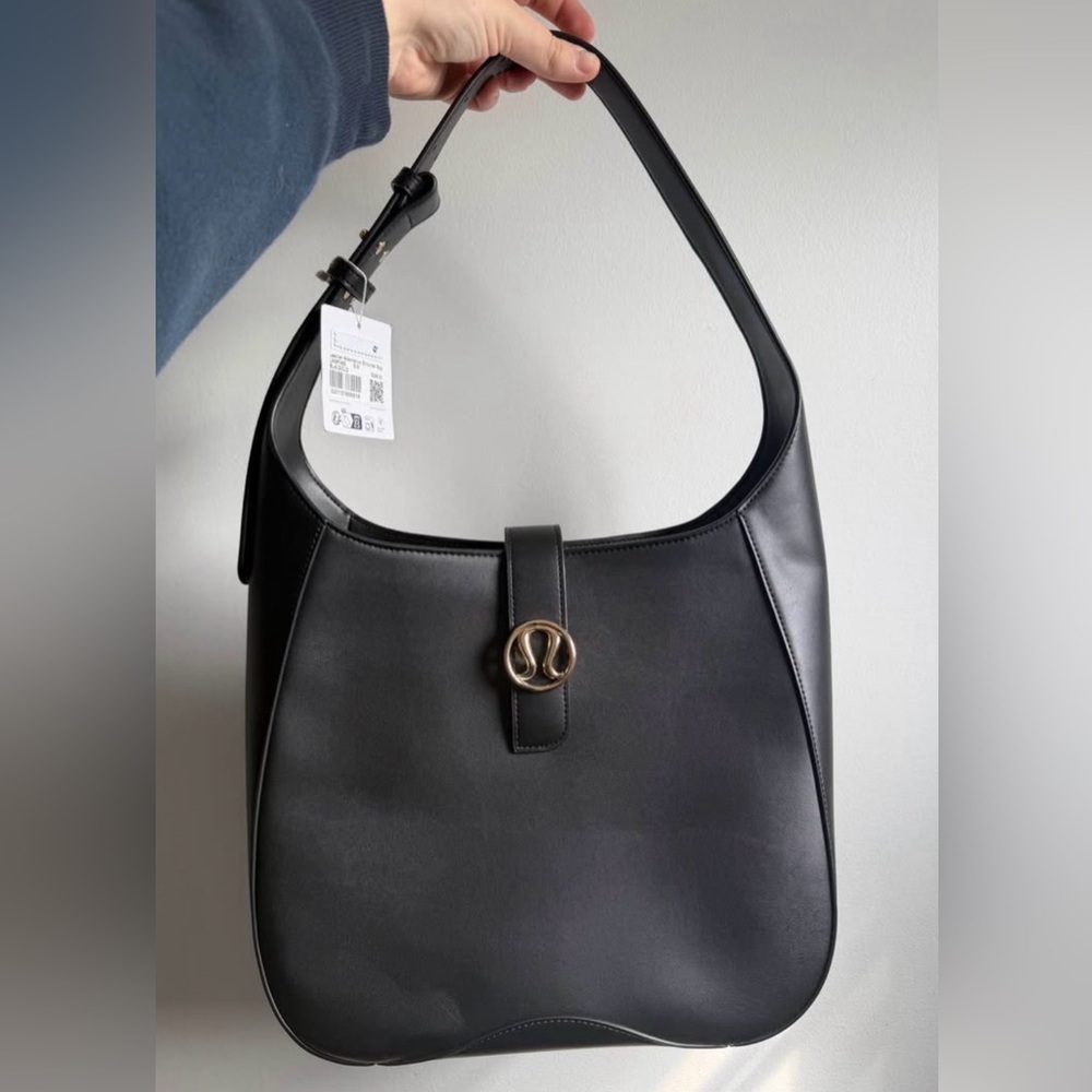 🆕 NWT Lululemon 8L Leather Alternative Bag with Gold Logo Accent - Picture 2 of 7